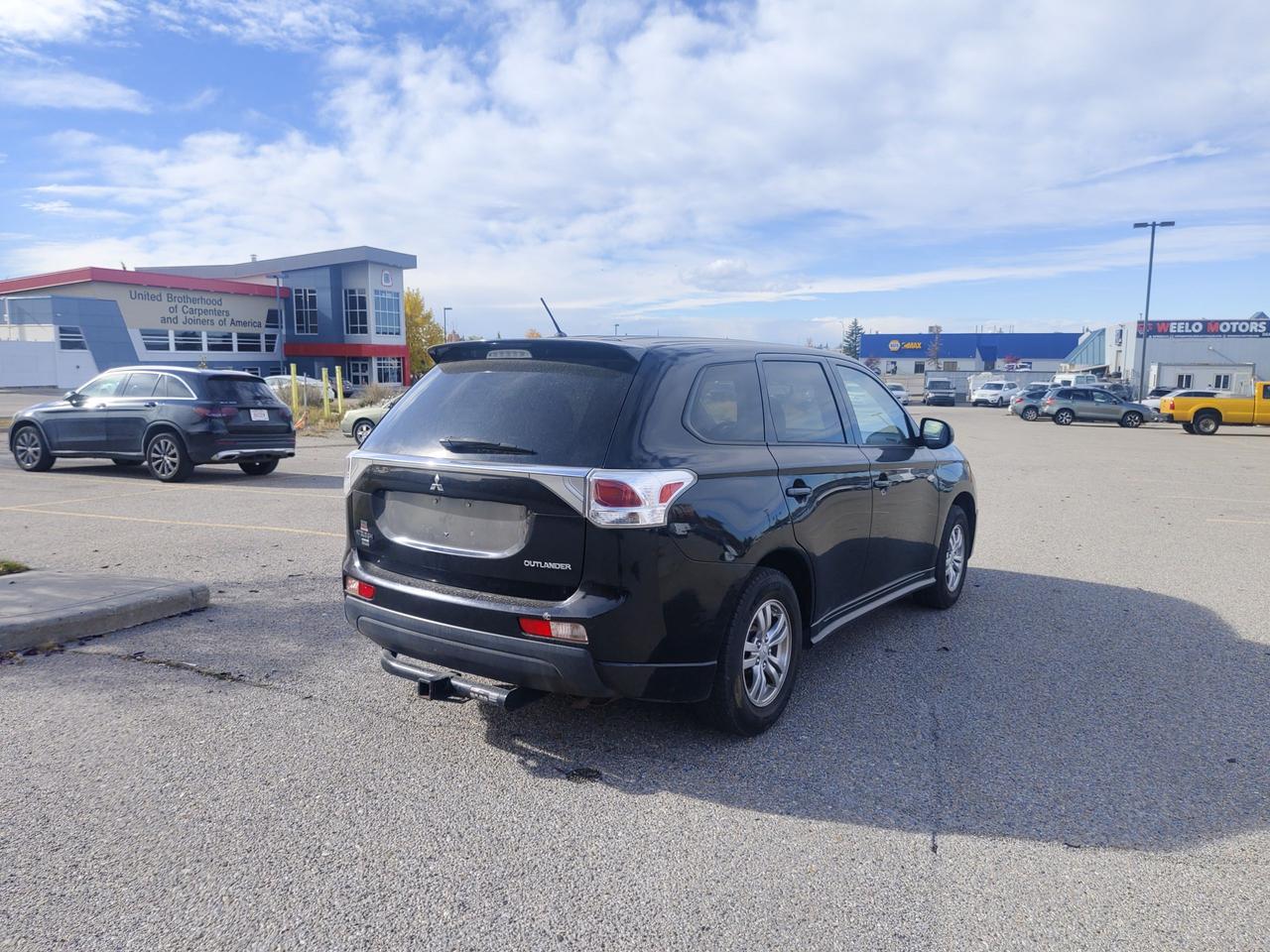 2014 Mitsubishi Outlander ES Photo