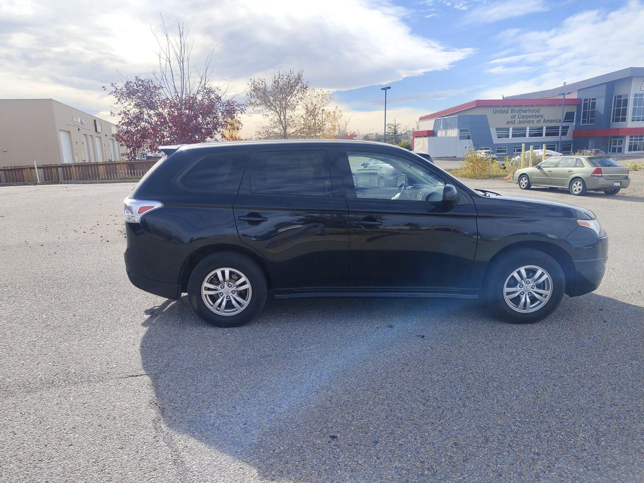 2014 Mitsubishi Outlander ES - Photo #6