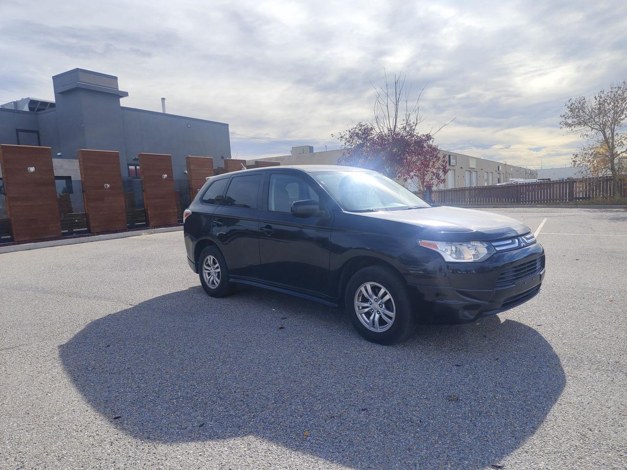 2014 Mitsubishi Outlander ES Photo