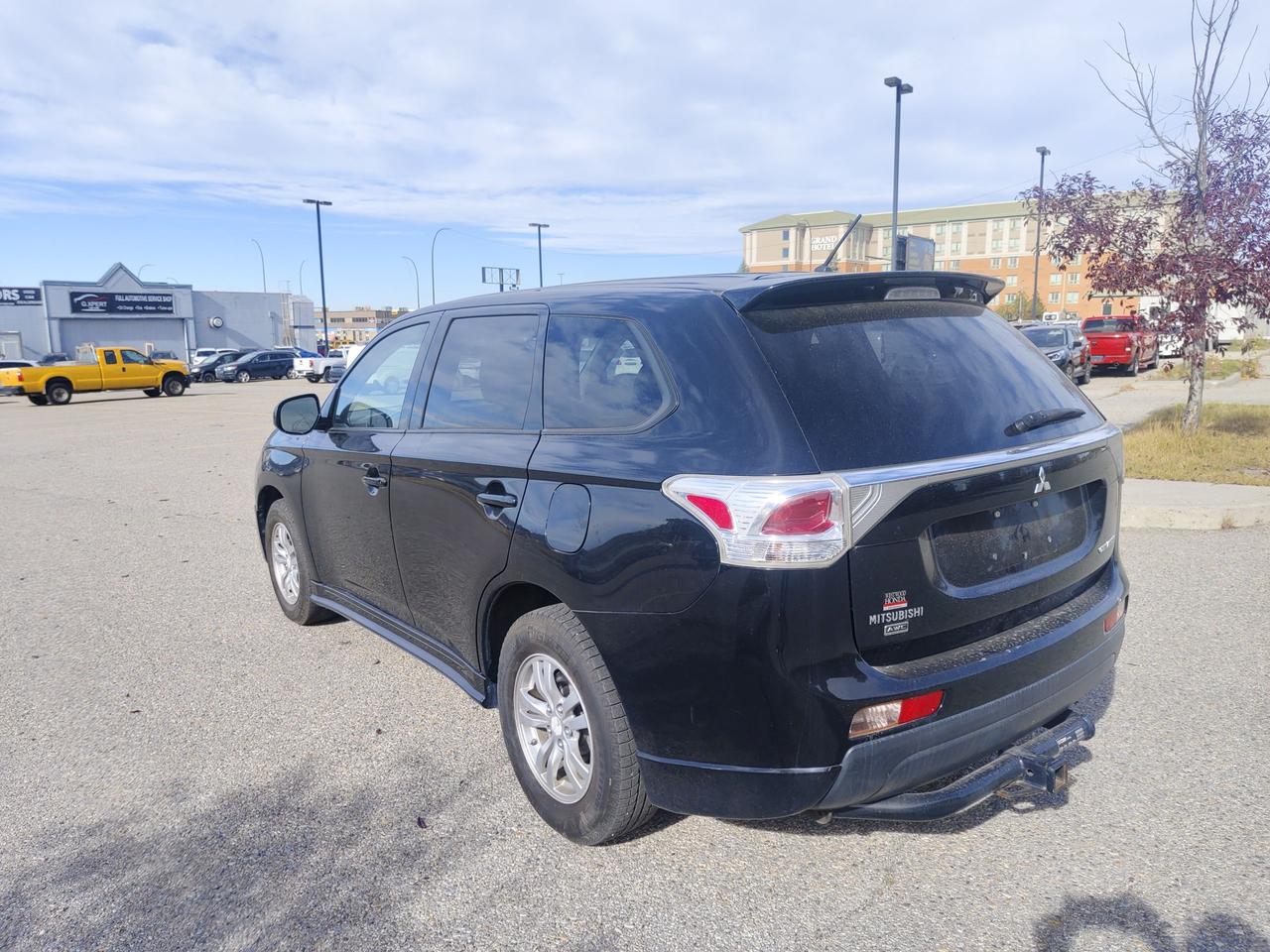 2014 Mitsubishi Outlander ES - Photo #10