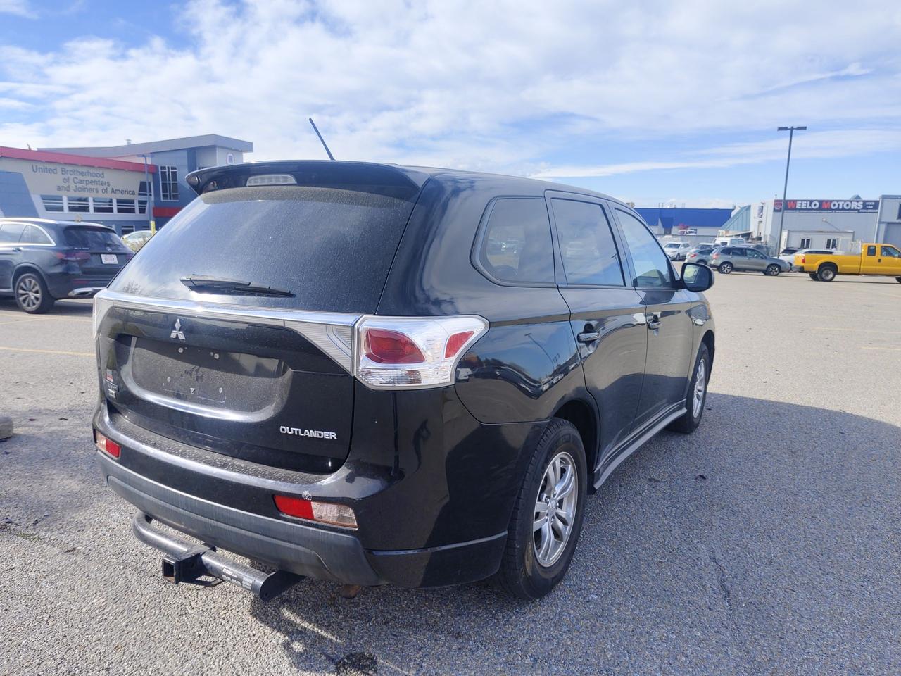2014 Mitsubishi Outlander ES Photo