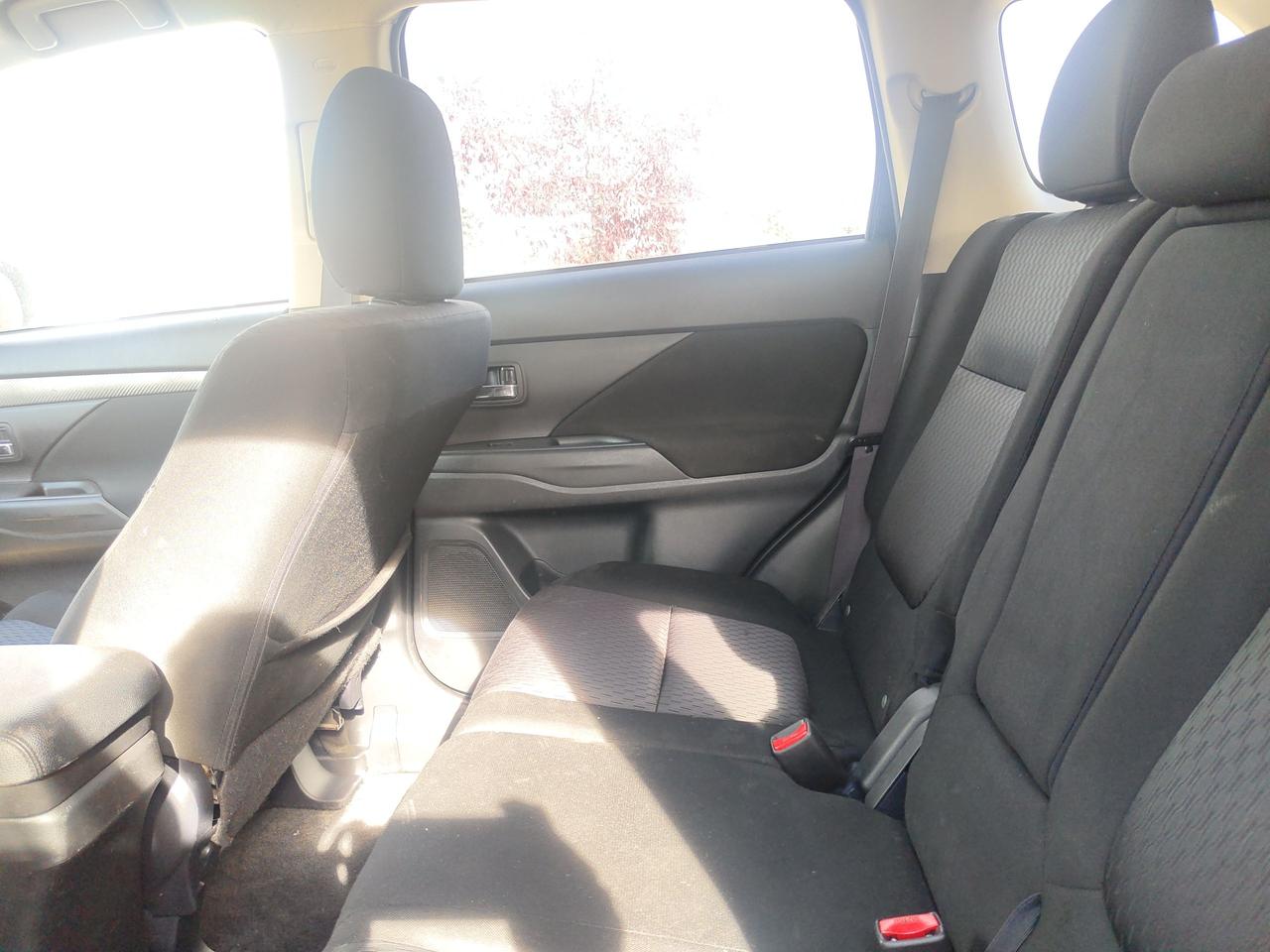 2014 Mitsubishi Outlander ES Photo