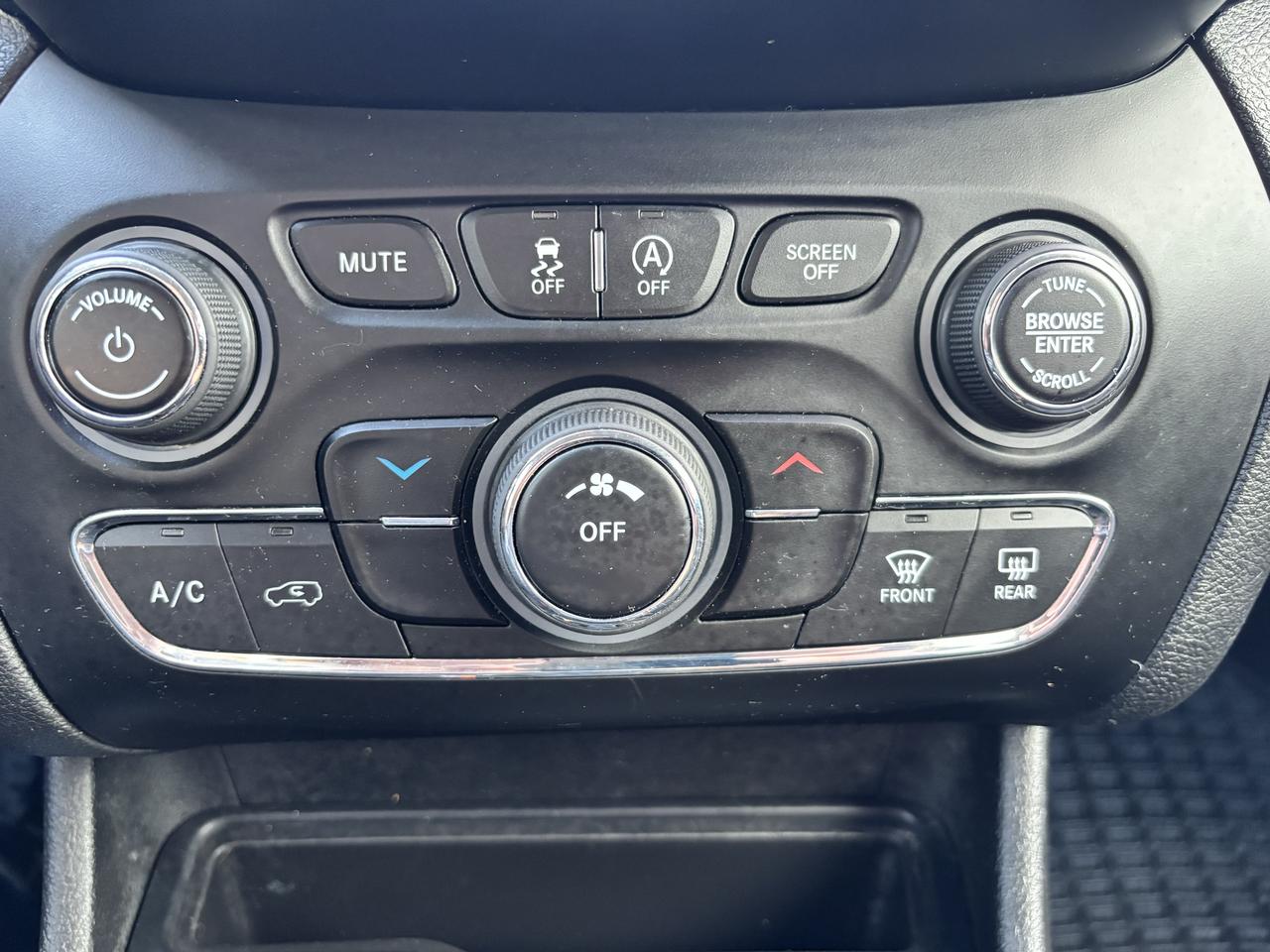 2019 Jeep Cherokee North ** V6, BACK CAM, BLUETOOTH ** Photo