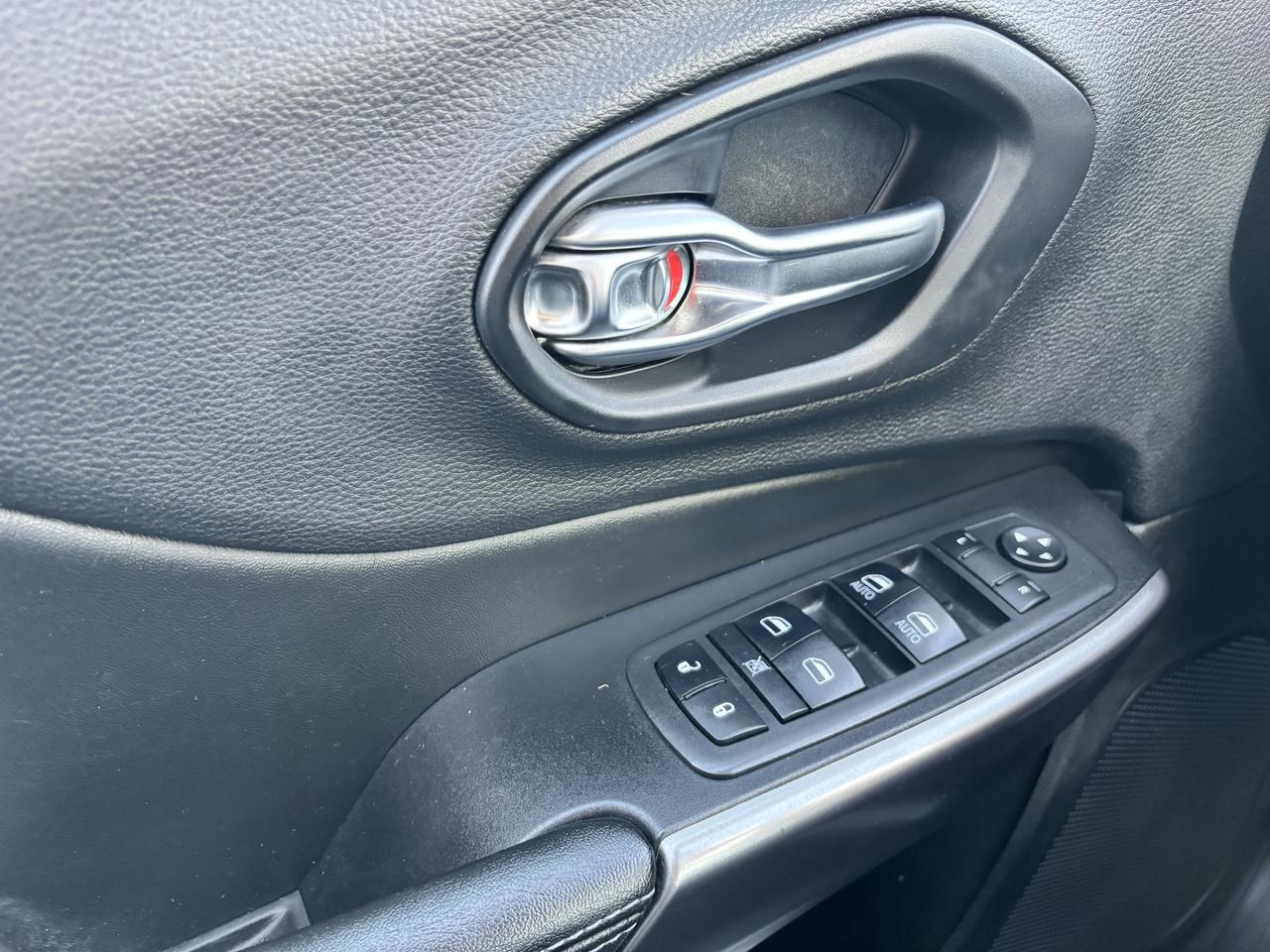 2019 Jeep Cherokee North ** V6, BACK CAM, BLUETOOTH ** Photo