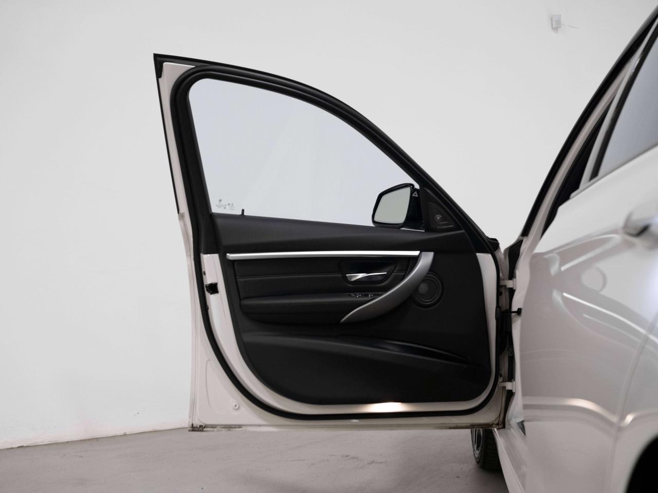 2018 BMW 3 Series XDRIVE | M PERFORMANCE | PREMIUM ENHANCE | LOW KMS Photo
