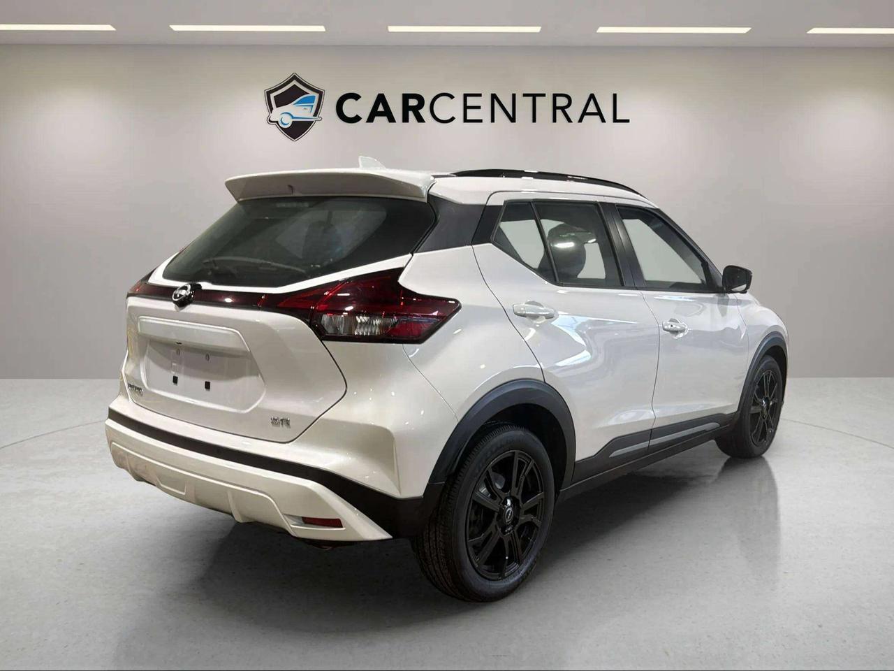 2024 Nissan Kicks SR| CLEAN CARFAX| BLIND SPOT| REMOTE START Photo
