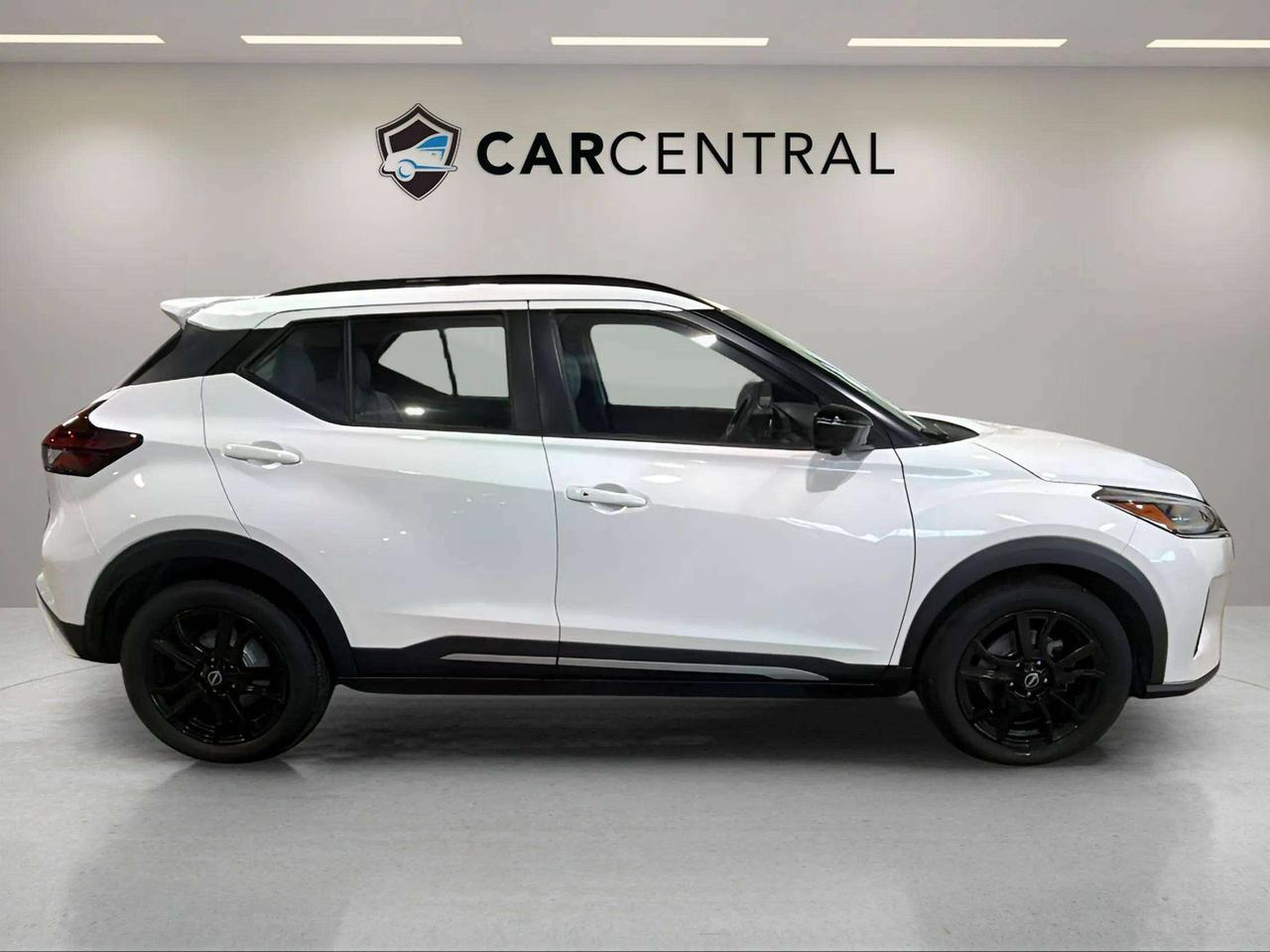 2024 Nissan Kicks SR| CLEAN CARFAX| BLIND SPOT| REMOTE START Photo