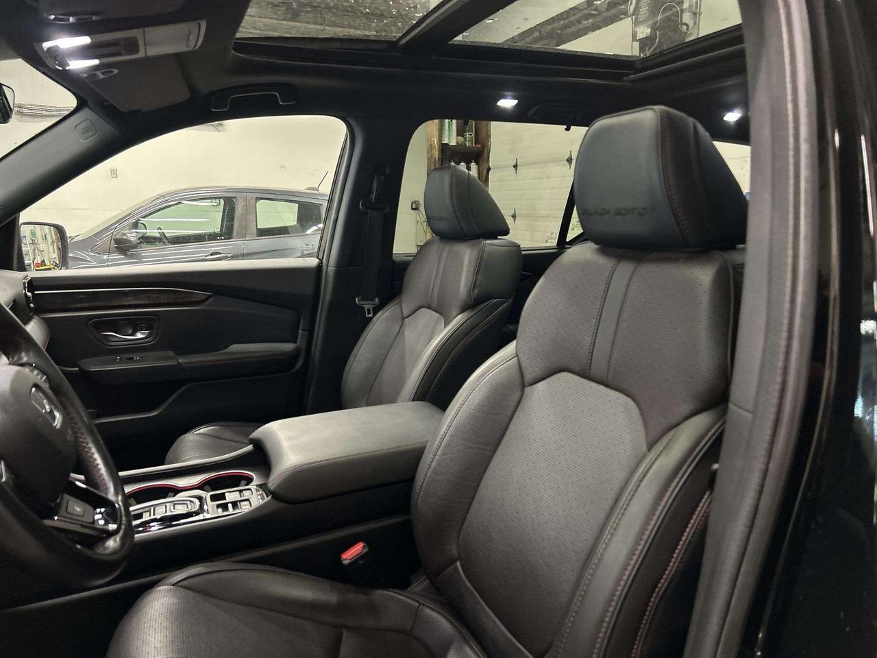 2025 Honda Pilot BLACK EDITION AWD | 8-PASS | LEATHER | PANO ROOF Photo1