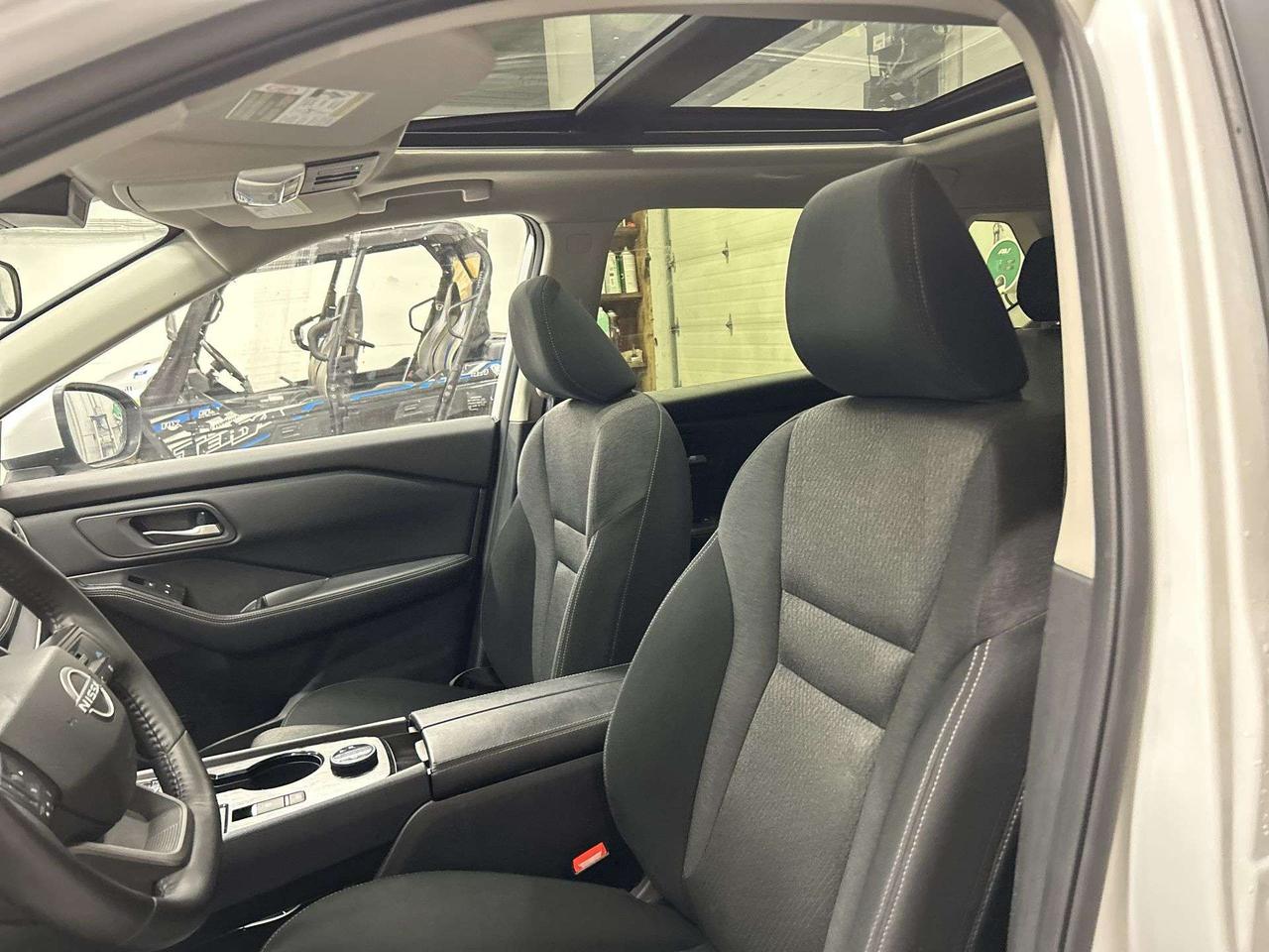 2025 Nissan Rogue SV AWD | PANO ROOF | HTD SEATS | CARPLAY | ALLOYS Photo2