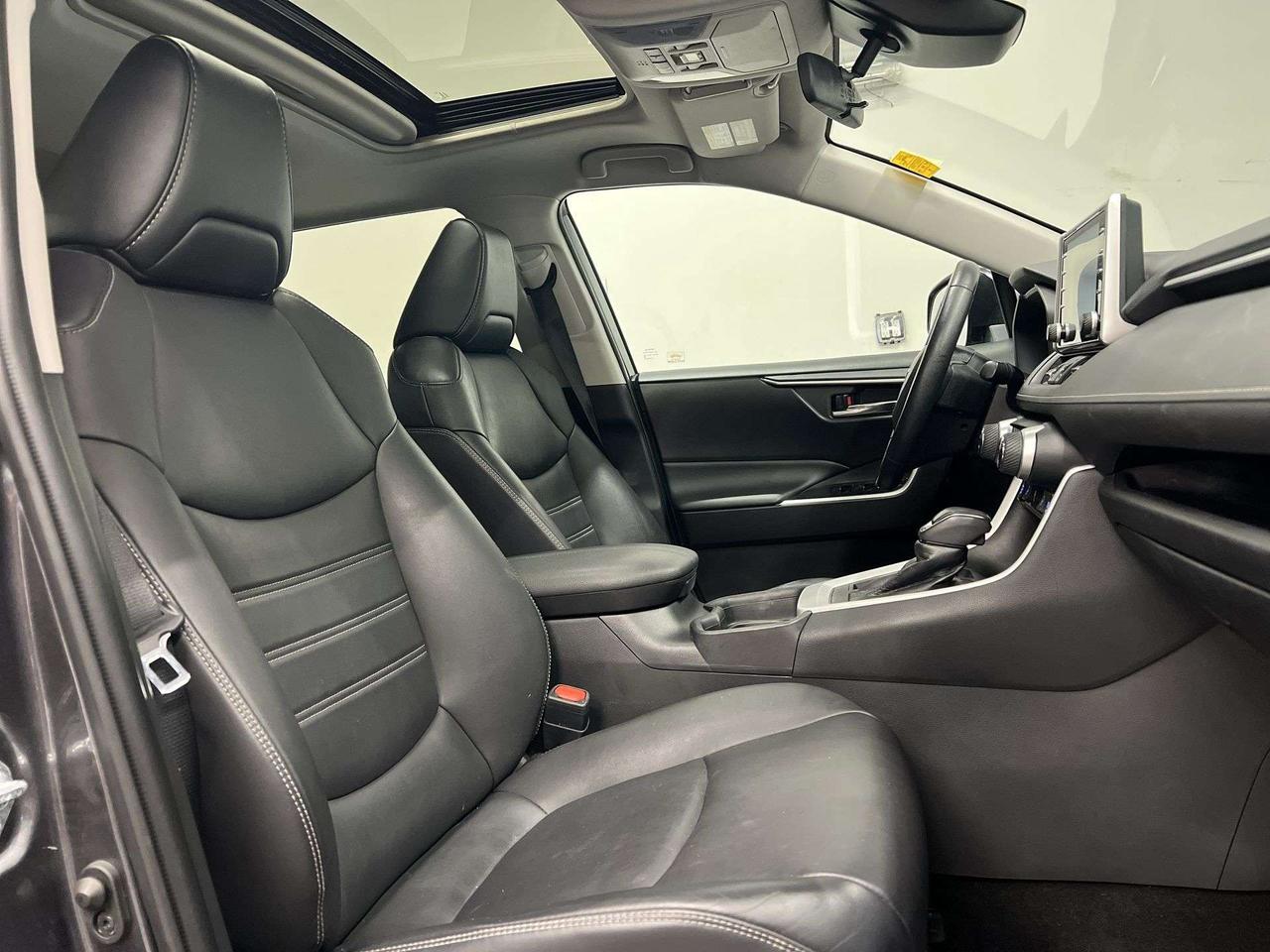 2021 Toyota RAV4 XLE PREMIUM AWD | LEATHER | SUNROOF | CARPLAY Photo