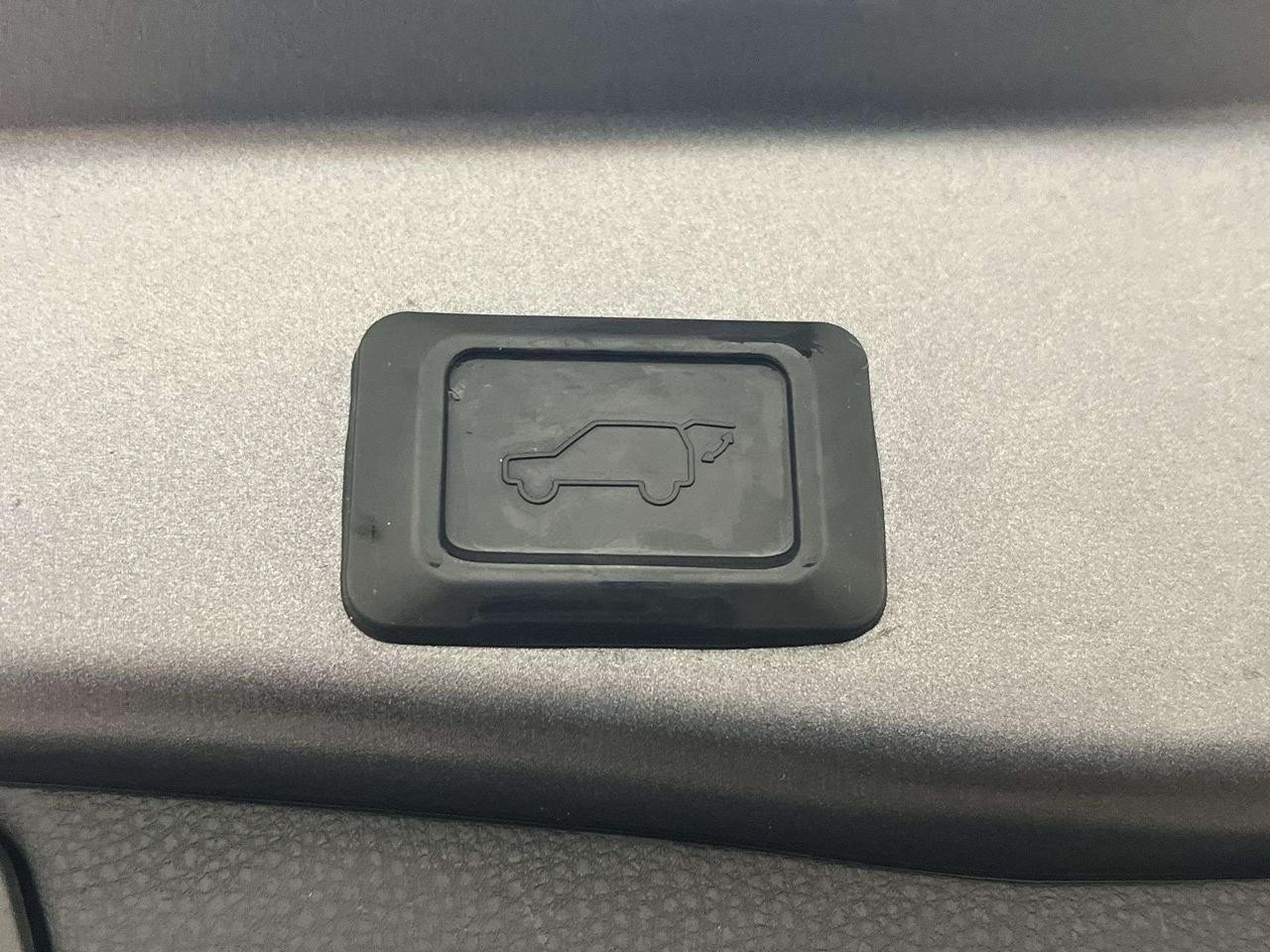 2021 Toyota RAV4 XLE PREMIUM AWD | LEATHER | SUNROOF | CARPLAY Photo