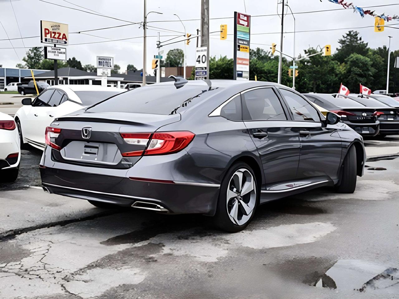 2018 Honda Accord Touring NAV LEATHER ROOF MINT WE FINANCE ALL CREDT Photo3