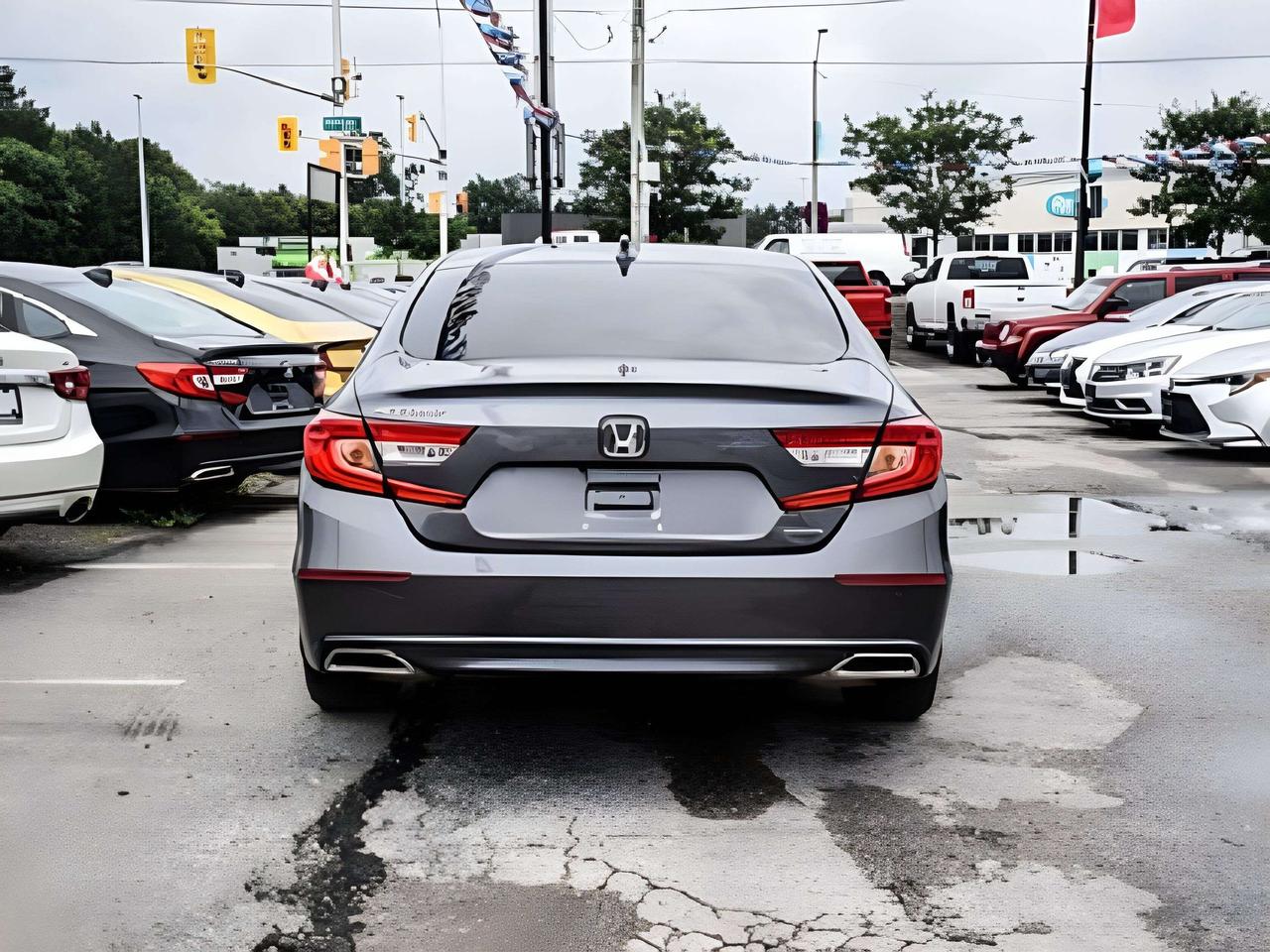 2018 Honda Accord Touring NAV LEATHER ROOF MINT WE FINANCE ALL CREDT Photo2