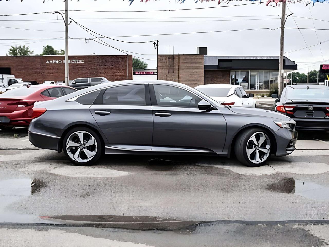 2018 Honda Accord Touring NAV LEATHER ROOF MINT WE FINANCE ALL CREDT Photo4