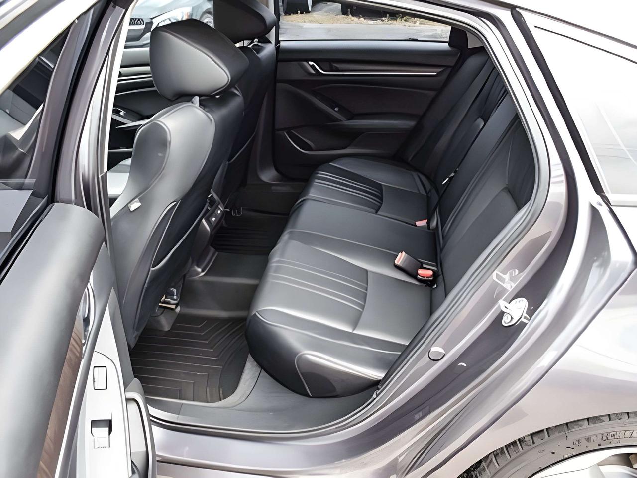 2018 Honda Accord Touring NAV LEATHER ROOF MINT WE FINANCE ALL CREDT Photo