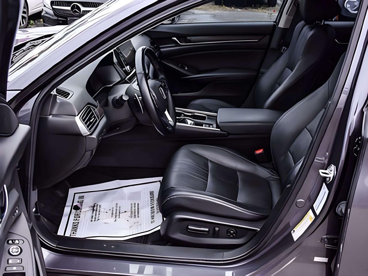 2018 Honda Accord Touring NAV LEATHER ROOF MINT WE FINANCE ALL CREDT Photo