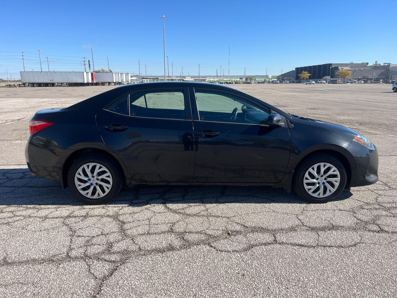 2018 Toyota Corolla LE CVT Photo3