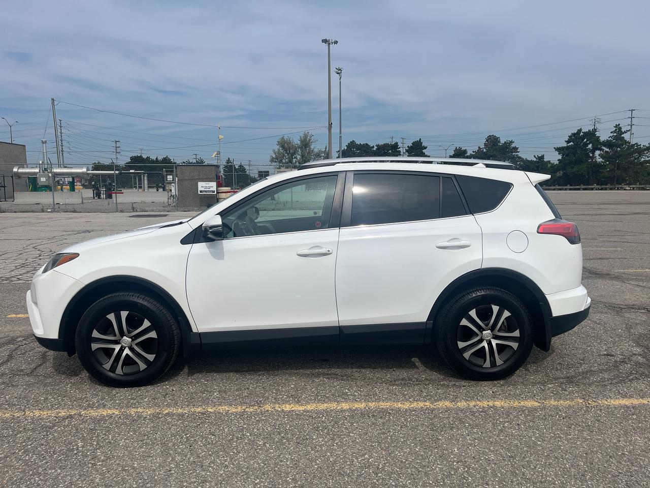 2016 Toyota RAV4 AWD 4dr LE Photo2