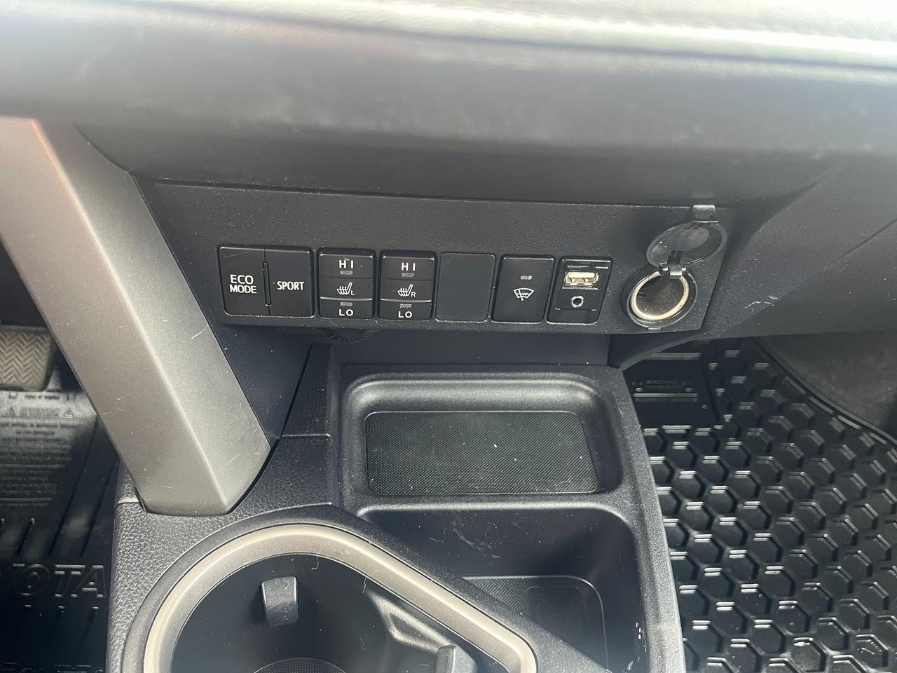2016 Toyota RAV4 AWD 4dr LE Photo