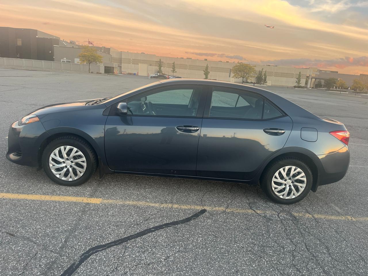 2017 Toyota Corolla 4dr Sdn CVT LE Photo2