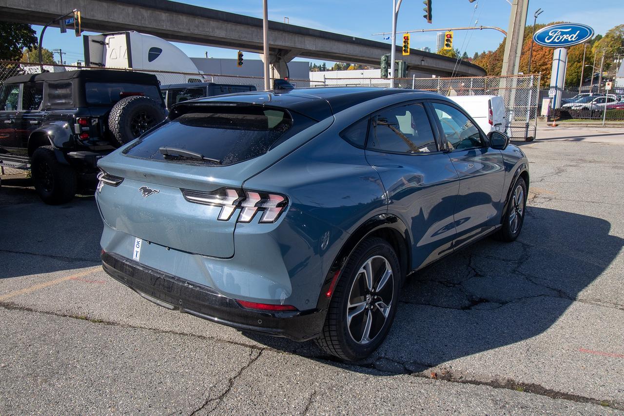 2023 Ford Mustang Mach-E Premium Photo4