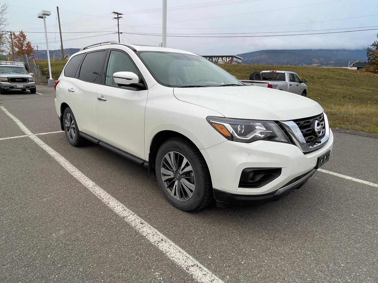 2017 Nissan Pathfinder SL Photo0