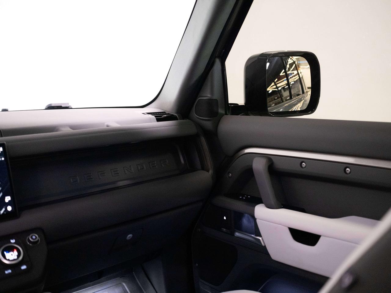 2025 Land Rover Defender X-DYNAMIC | SE | P400 | PANO | 22 IN Photo