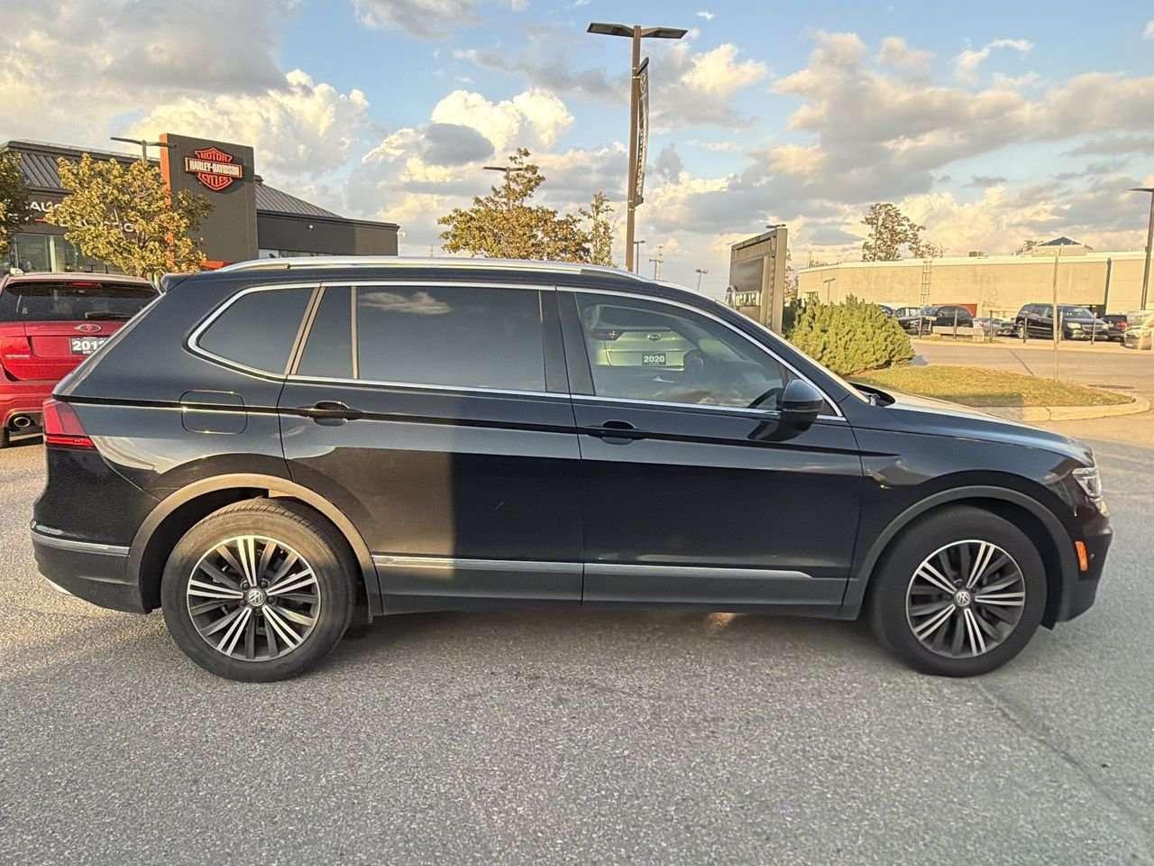 2018 Volkswagen Tiguan Highline 2.0T 8sp at w/Tip 4M ONE OWNER | DILAWRI CERTIFIED Photo