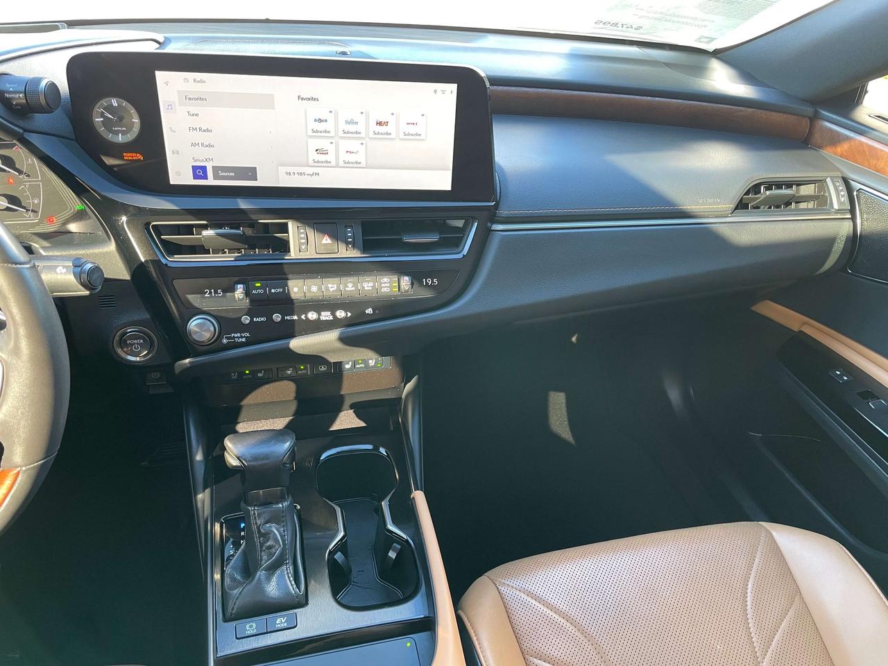 2023 Lexus ES ES 300h Ultra Luxury Photo