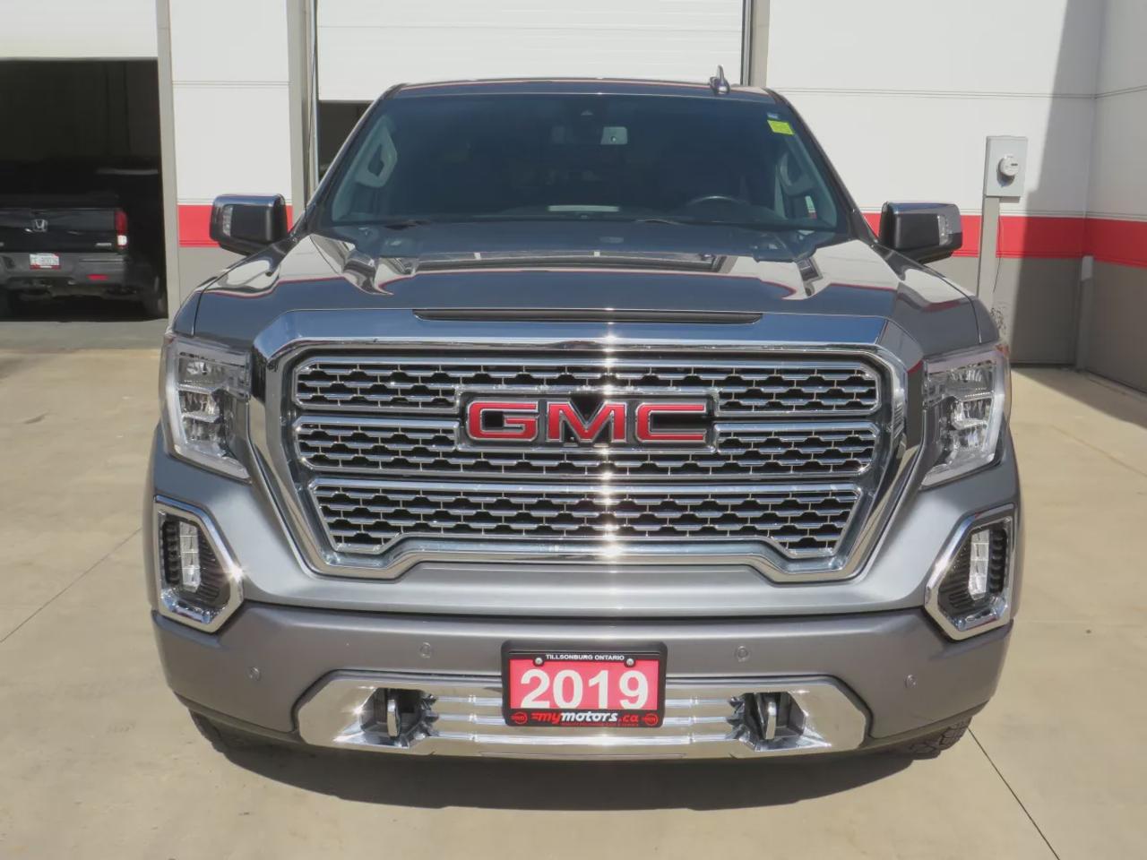 2019 GMC Sierra 1500 Denali | 4WD | Automatic | Crew Cab | Short Bed | Alloy Wheels | Leather Seats |  Power, Heated & Cooled Front Seats | Heated Rear Seats | Heated Steering Wheel |  Multi-Zone Climate Control | Back-Up Camera | Blind Spot Monitor | Cross Traffic Alert | La Photo5