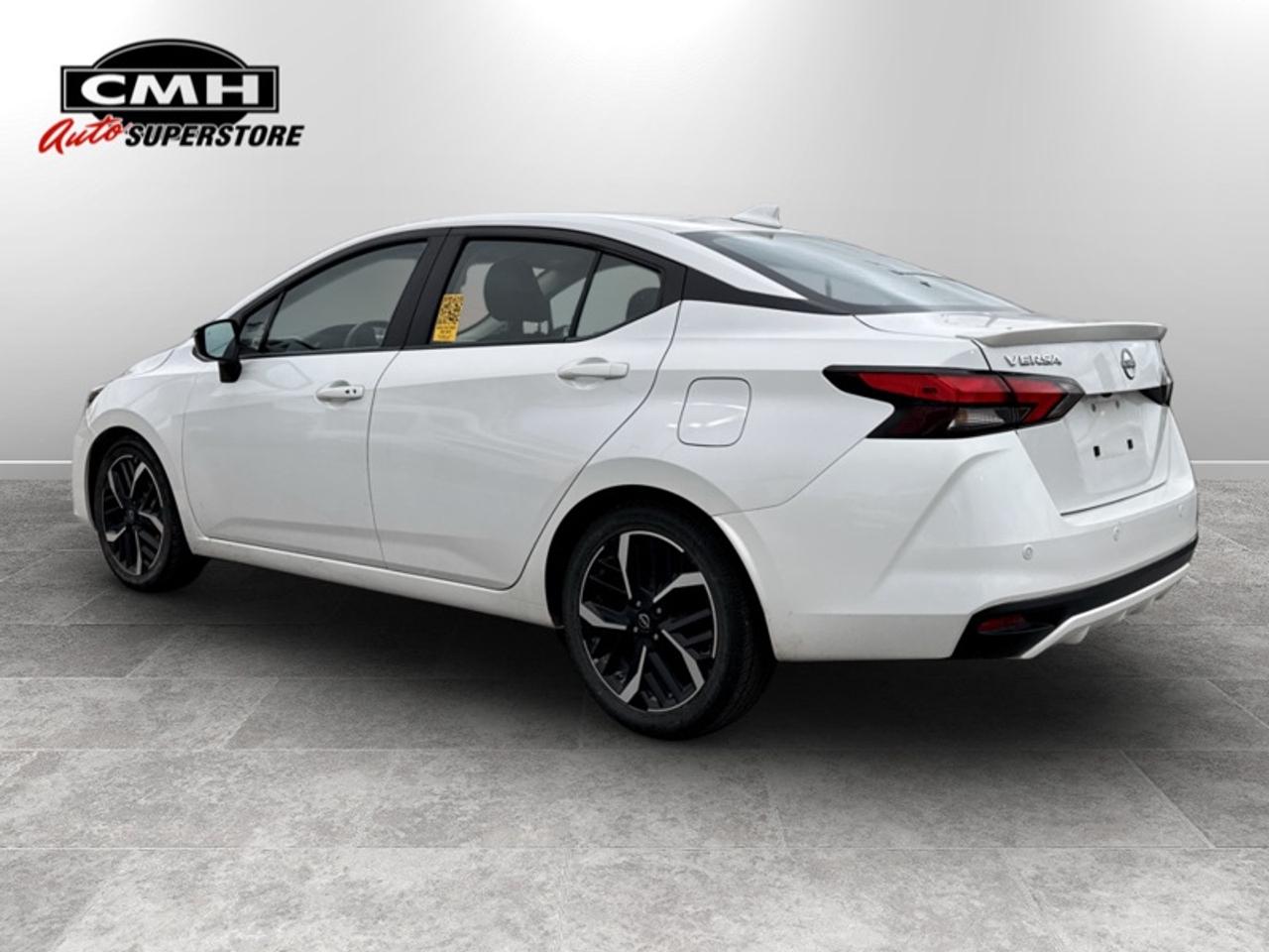 2023 Nissan Versa SR Photo3