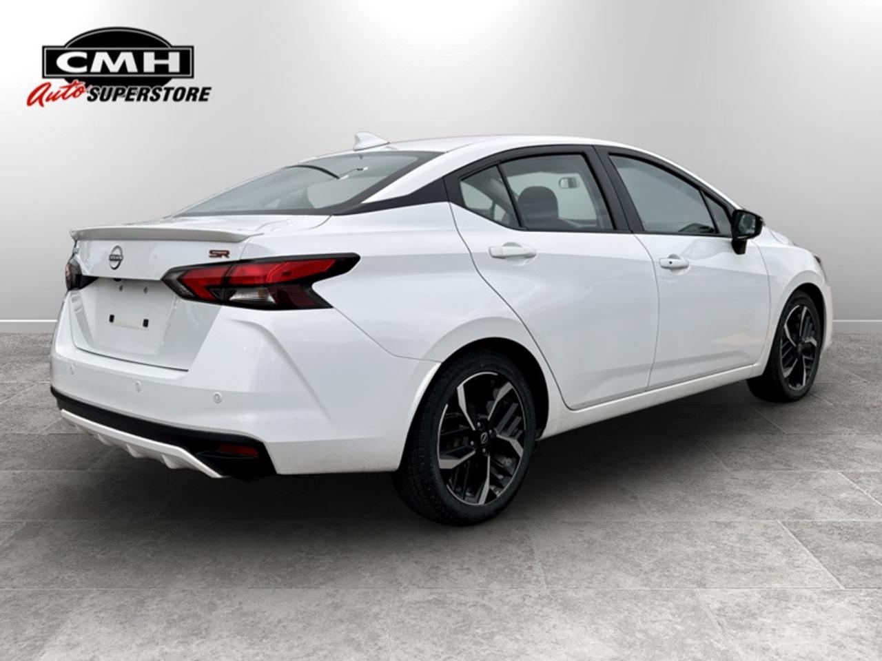 2023 Nissan Versa SR Photo