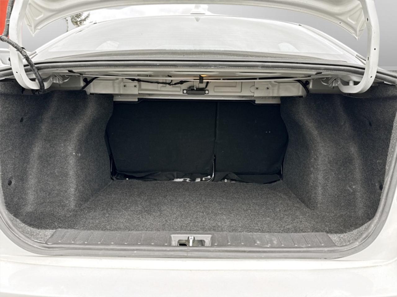 2023 Nissan Versa SR Photo