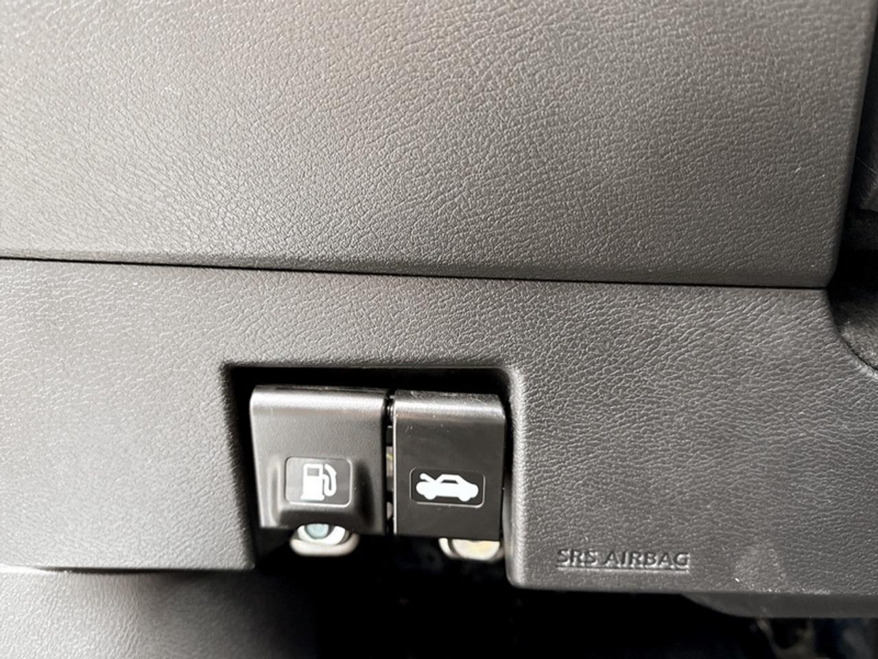 2023 Nissan Versa SR Photo