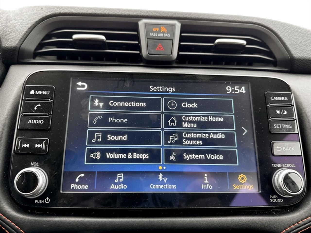2023 Nissan Versa SR Photo