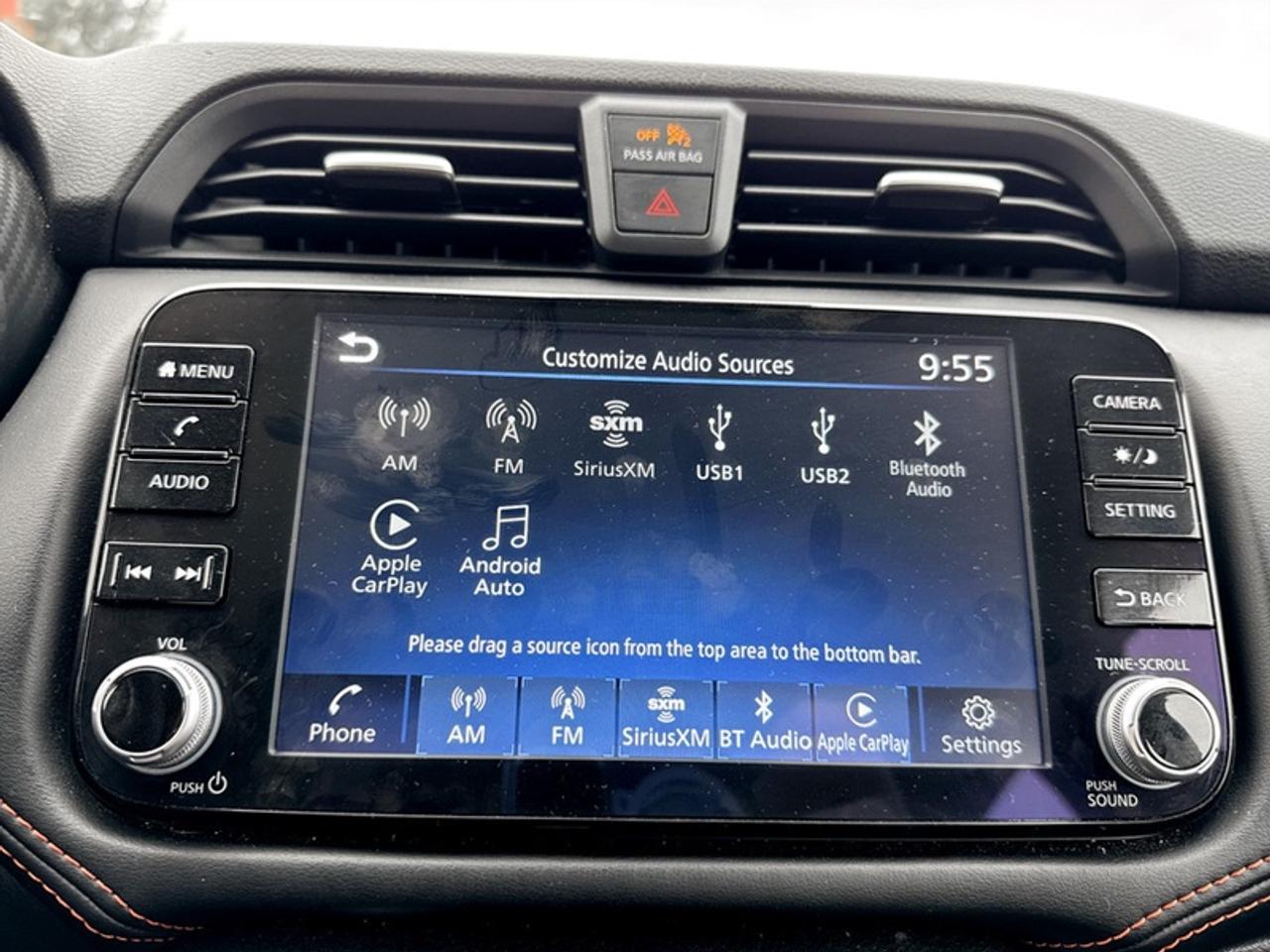 2023 Nissan Versa SR Photo