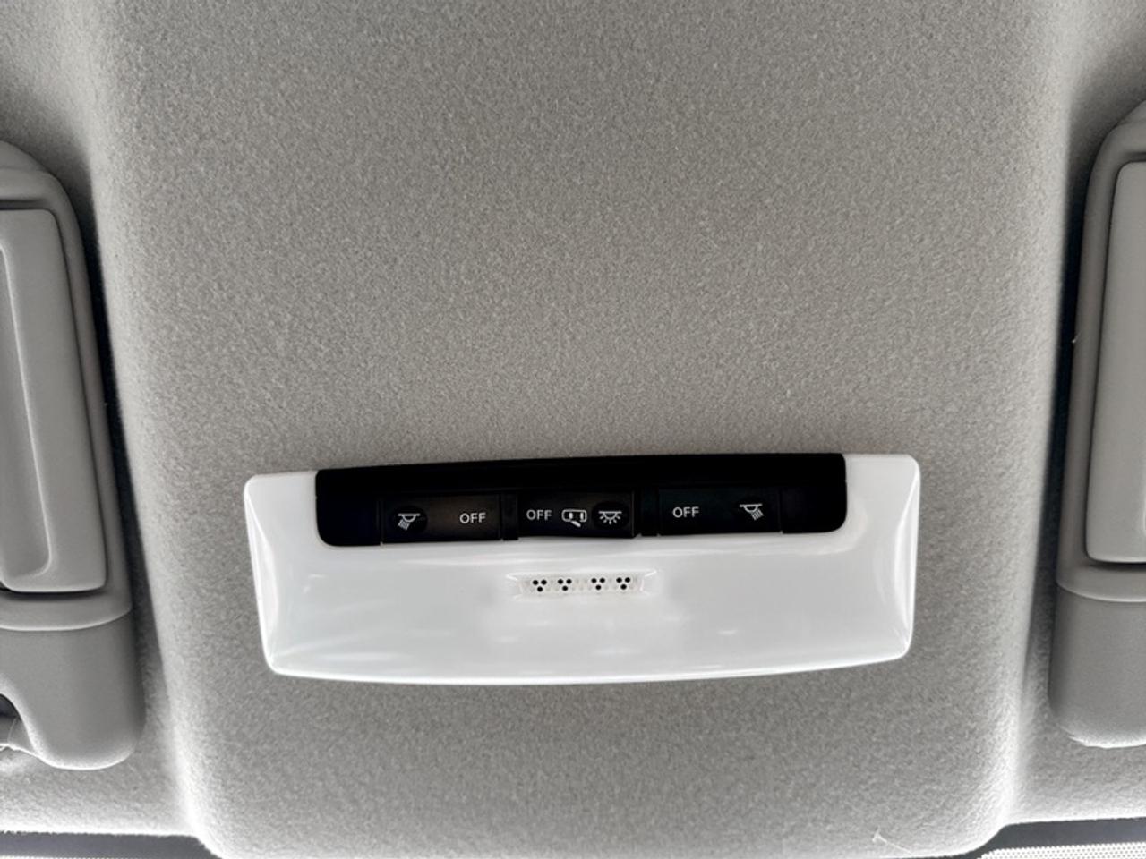 2023 Nissan Versa SR Photo