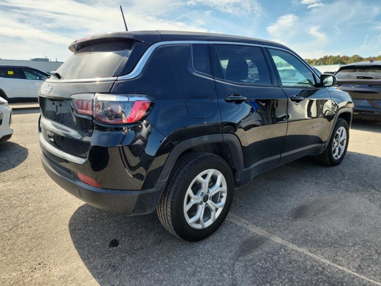 2025 Jeep Compass Sport 4X4 | Heated Seats | CarPlay + Android | Rear Camera | Alloy Wheels | and More ! Photo