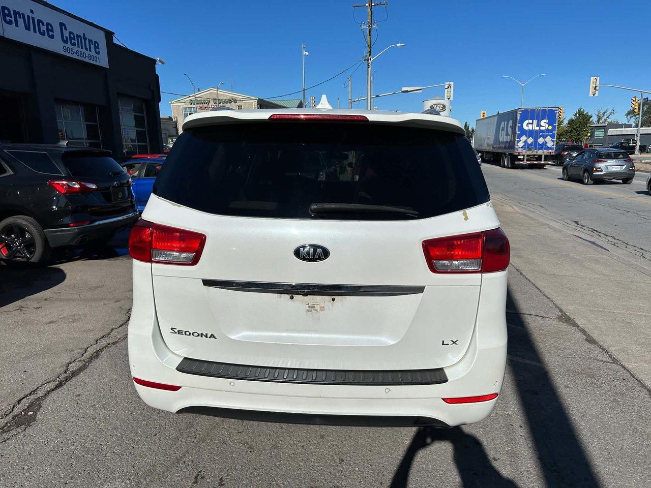 2016 Kia Sedona mini van - Photo #5