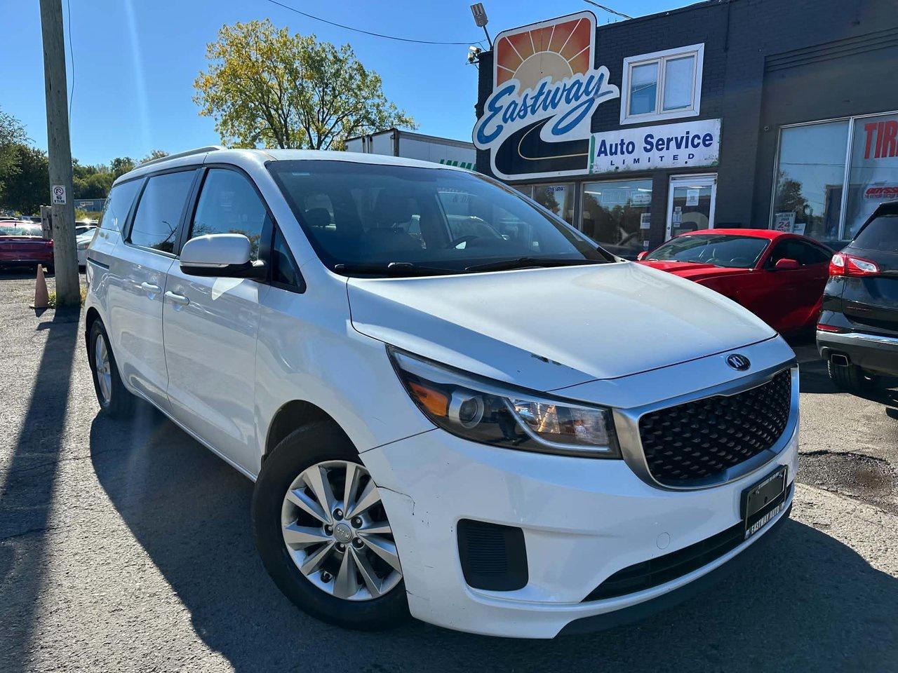 2016 Kia Sedona mini van Photo