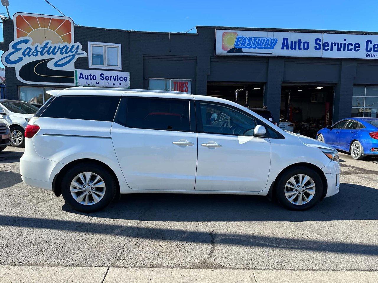 2016 Kia Sedona mini van Photo