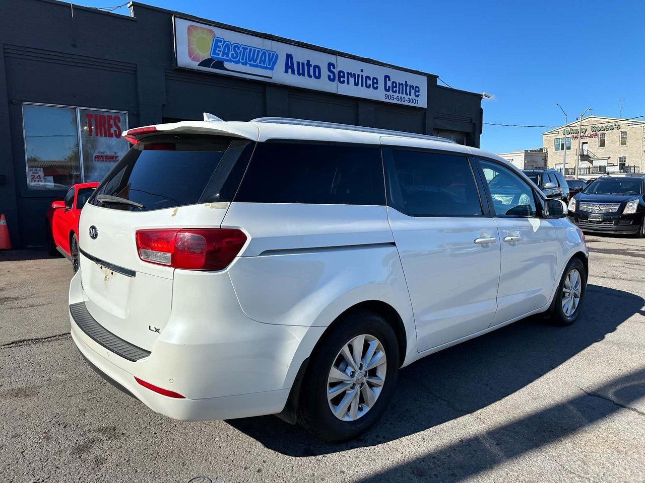 2016 Kia Sedona mini van - Photo #4