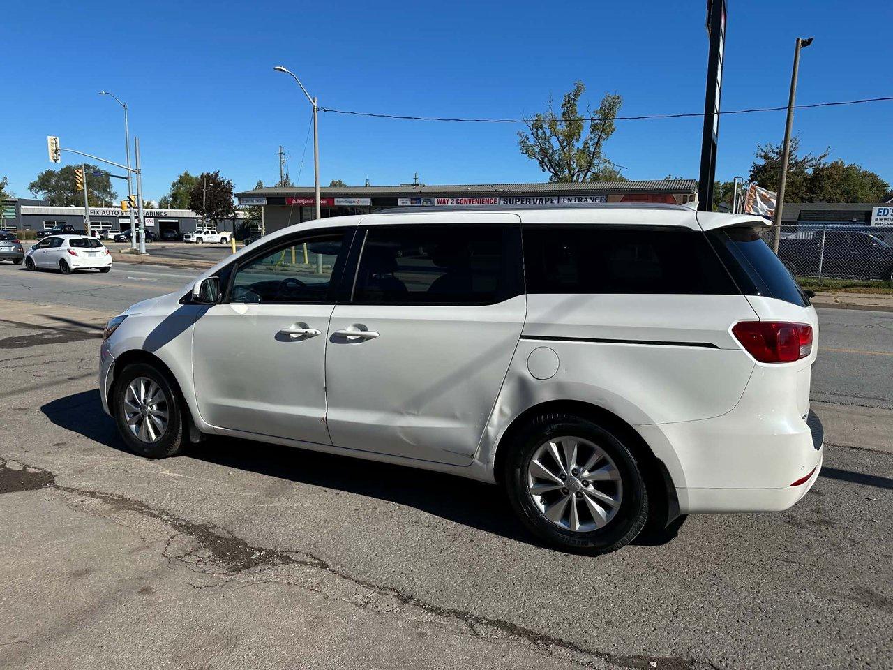 2016 Kia Sedona mini van Photo