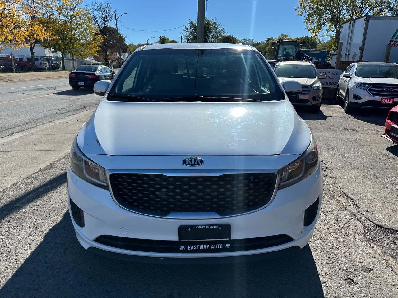 2016 Kia Sedona mini van Photo