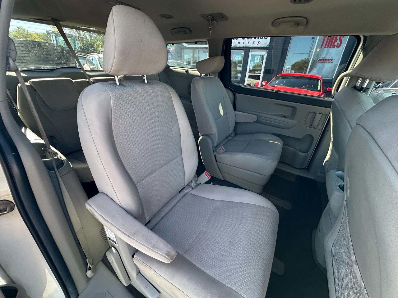 2016 Kia Sedona mini van Photo