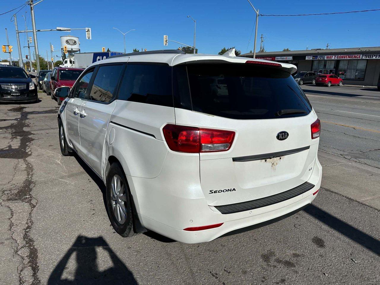 2016 Kia Sedona mini van Photo