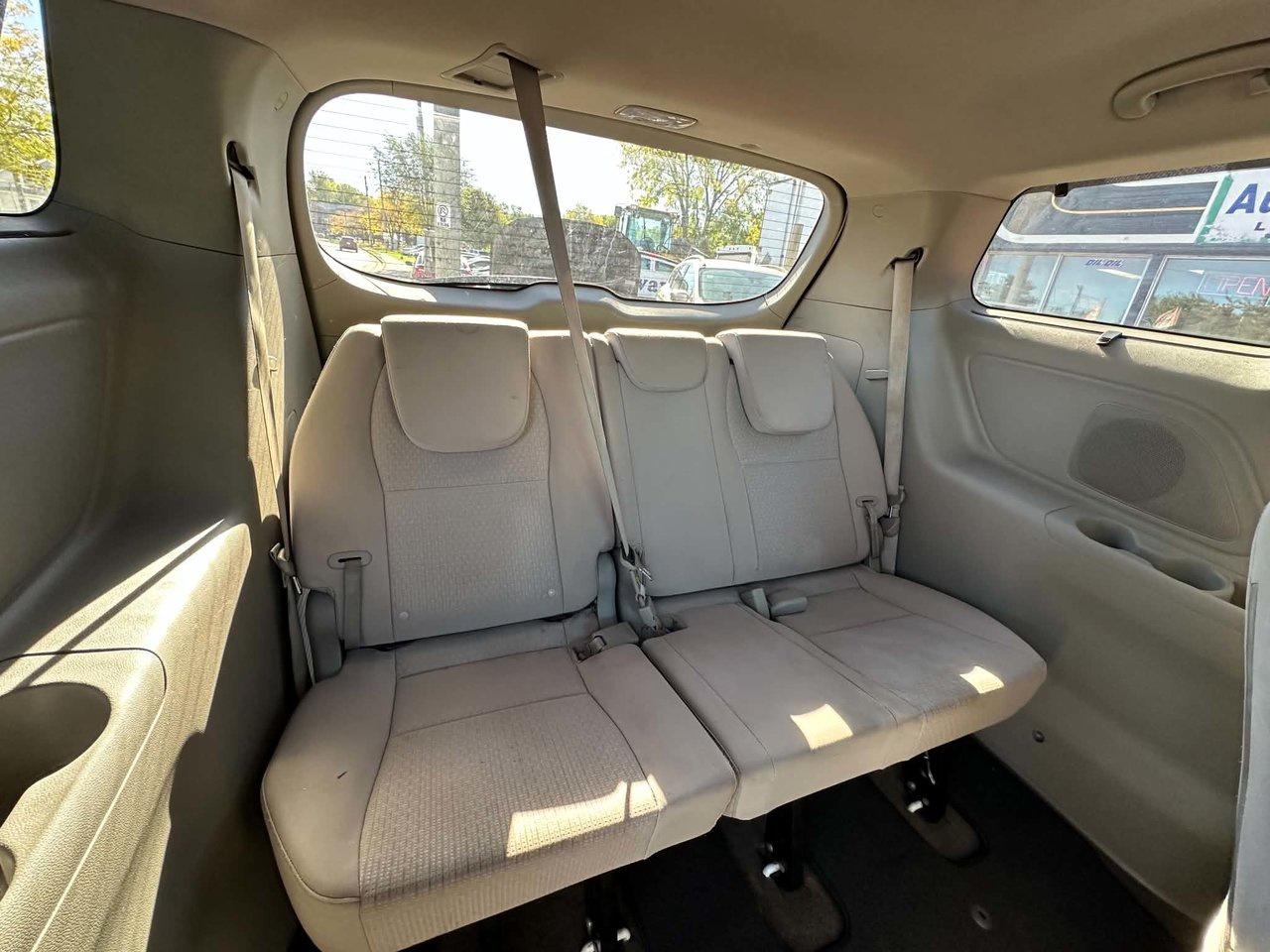 2016 Kia Sedona mini van Photo