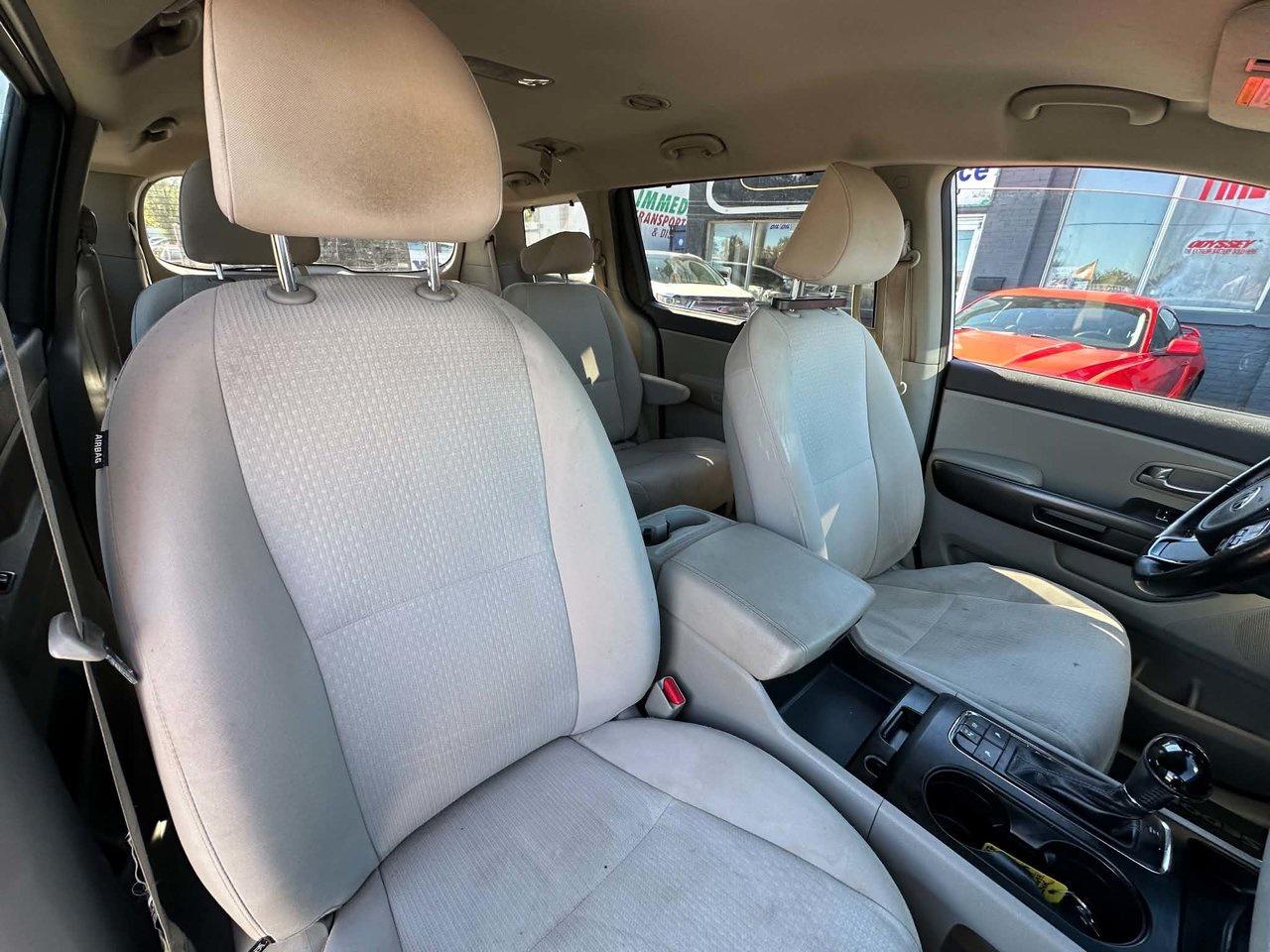 2016 Kia Sedona mini van Photo