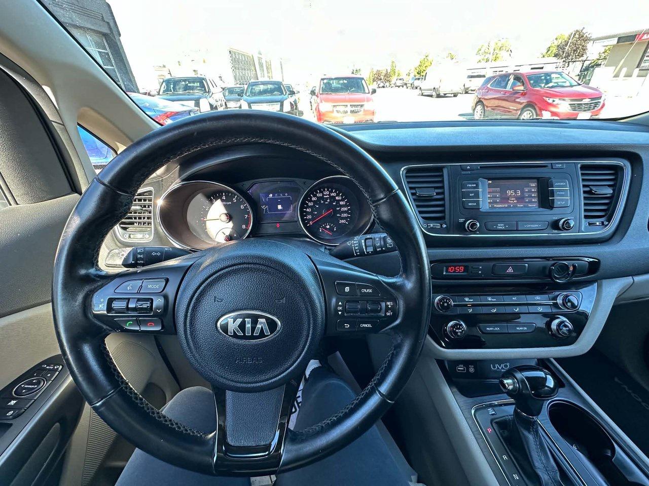 2016 Kia Sedona mini van Photo