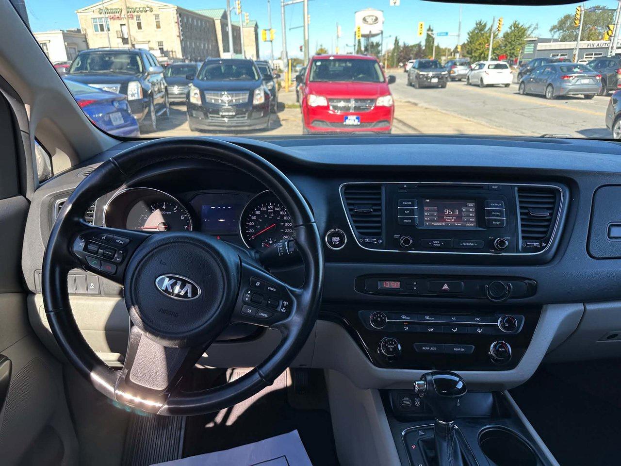 2016 Kia Sedona mini van Photo